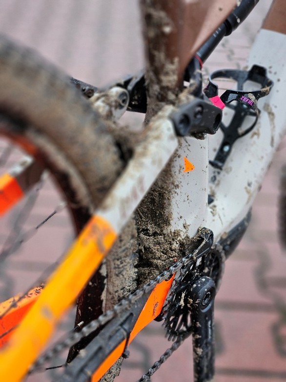 Brudny napęd, kaseta i przerzutka roweru.